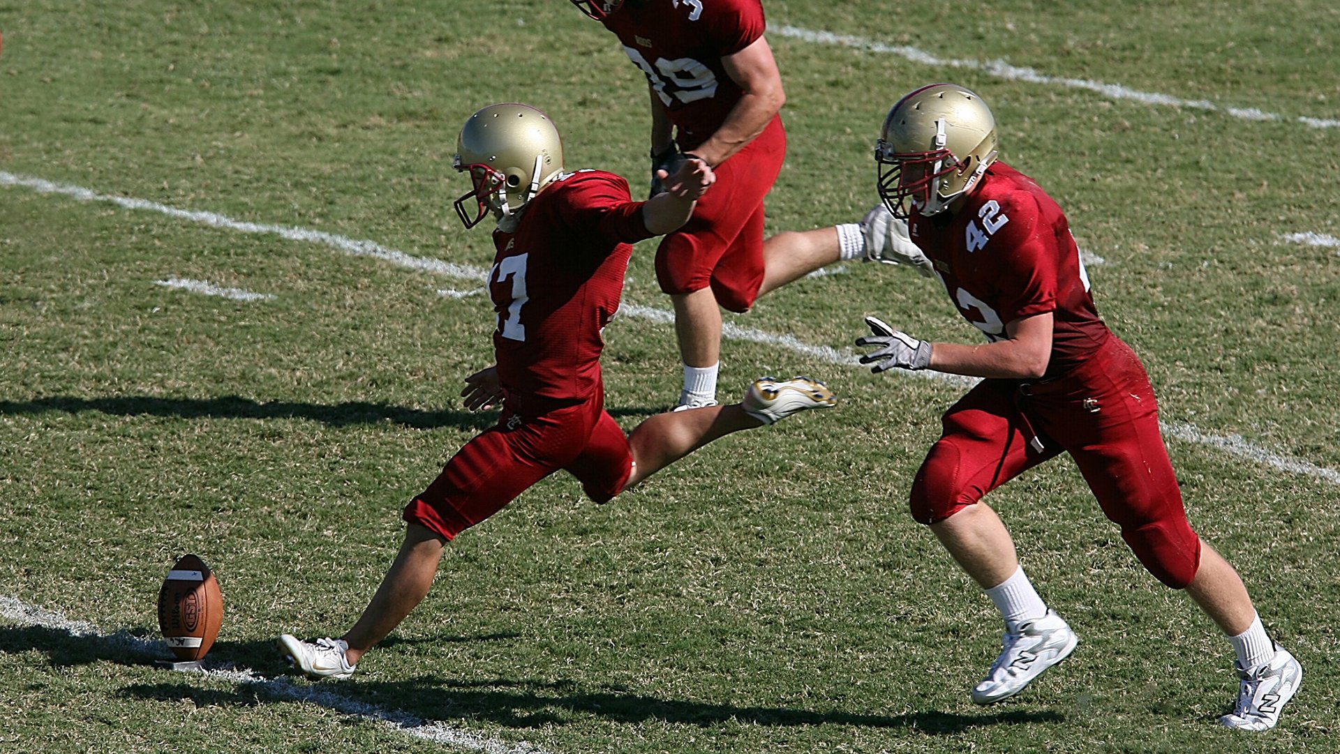 国际足球界推出新比赛规则，增强比赛观赏性和公平性，对于国际足球的赛事比赛球必须有什么标志